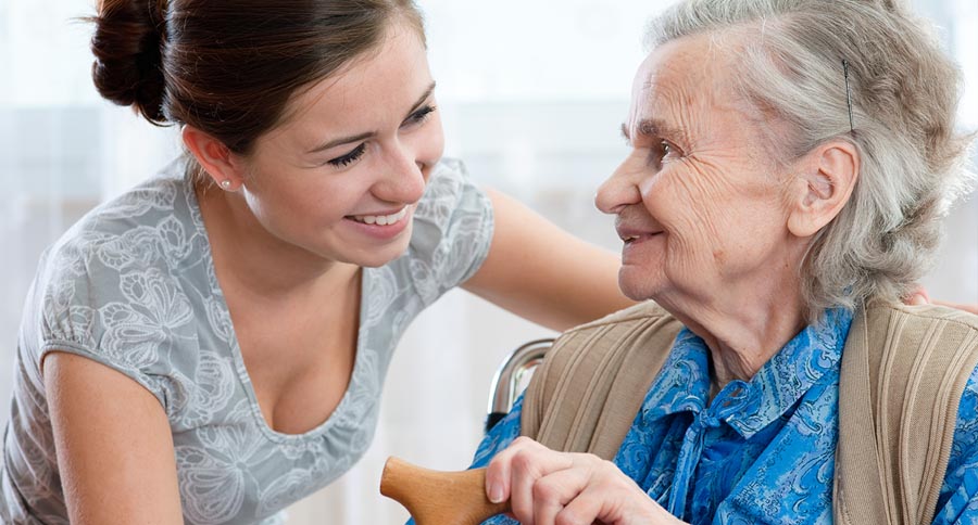 supporto socio-assistenziale, donna giovane aiuta donna anziana