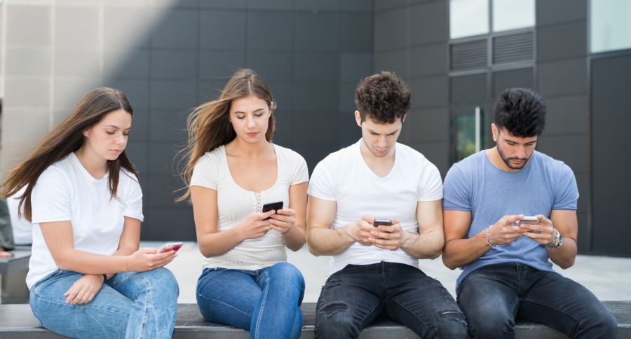 Giovani immersi nello smartphone
