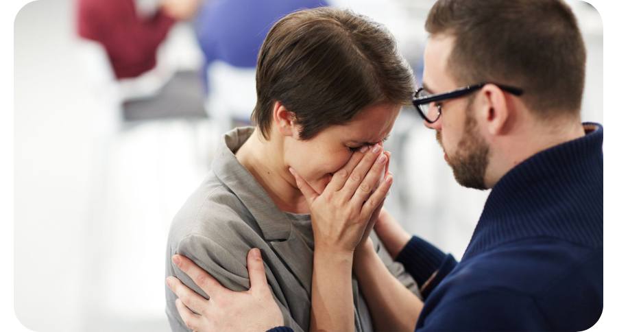 psicologo supporta donna il lacrime
