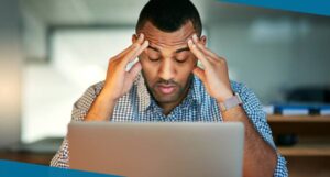 Sindrome da burnout, uomo stressato al PC