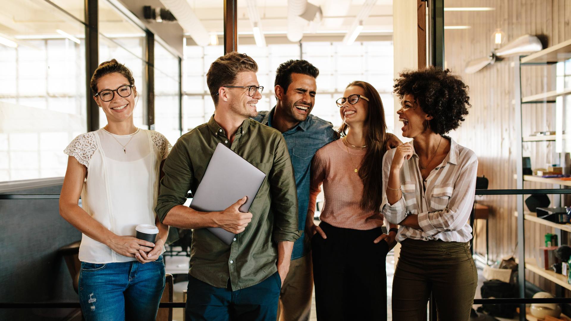 Salute Mentale in Azienda, gruppo di giovani in ufficio sorridenti