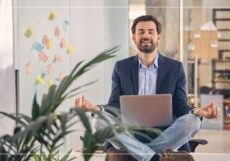 Micro-meditazione in azienda, professionista che medita su scrivania